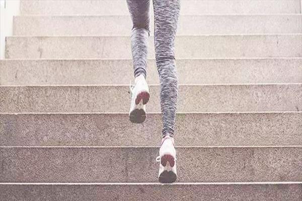 楼梯怎么锻炼减肥最有效(楼梯怎么锻炼减肥视频)